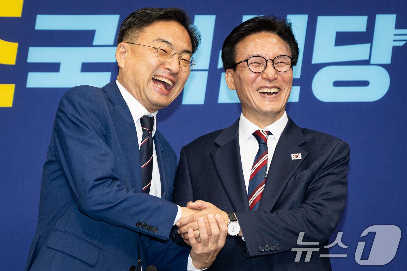 본문 이미지 - 김민석 더불어민주당 대표가 지난 8월 24일 서울 여의도 국회에서 신장식 조국혁신당 대표를 예방, 손을 맞잡고 기념 촬영을 하고 있다. 2026.8.24 ⓒ 뉴스1 유승관 기자