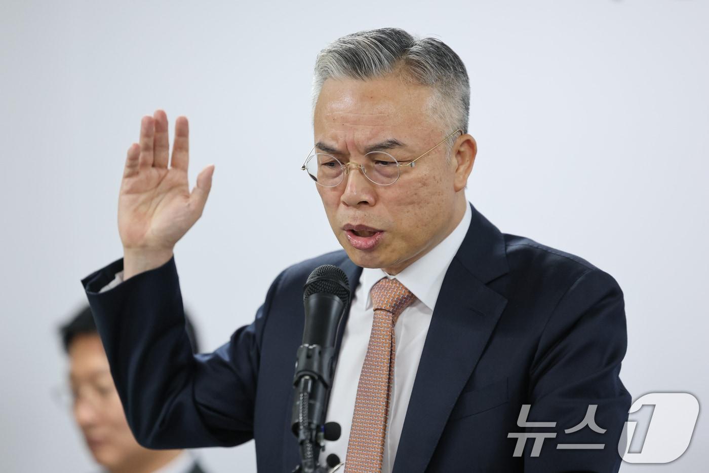 본문 이미지 - 윤석열·김건희에 의한 내란·외환 및 국정농단 행위의 진상규명을 위한 권창영 특별검사가 24일 경기 과천시 특검사무실에서 2차 종합특검 180일간의 수사 결과에 대해 브리핑을 하고 있다. 2차 종합특검은 수사 기간 180일 동안 총 58명을 재판에 넘기고 46건을 경찰청 국가수사본부에 이첩했다. ⓒ 뉴스1 안은나 기자