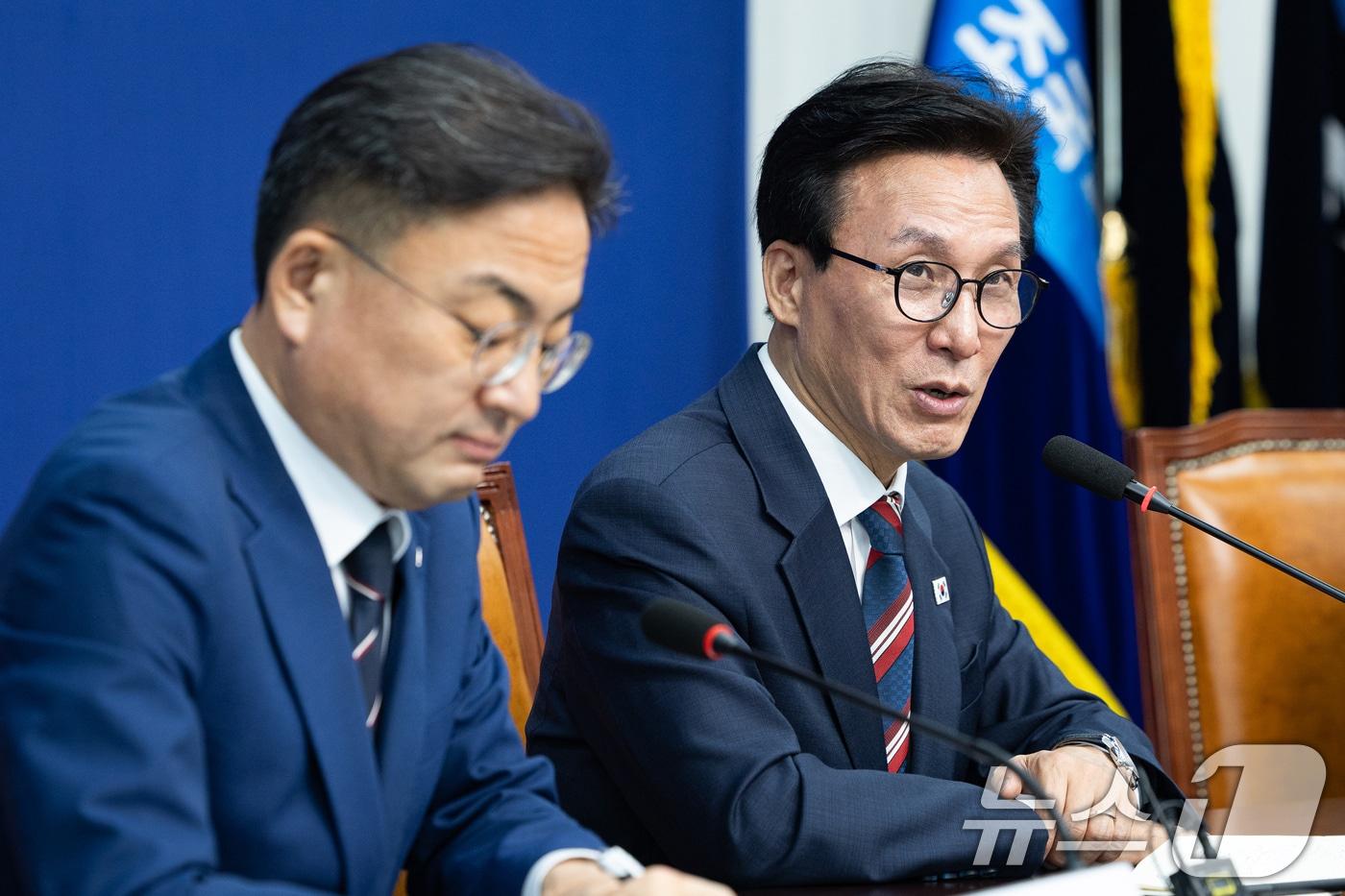 본문 이미지 - 김민석 더불어민주당 대표가 지난 24일 서울 여의도 국회에서 신장식 조국혁신당 대표를 예방, 인사말을 하고 있다. 2026.8.24 ⓒ 뉴스1 유승관 기자