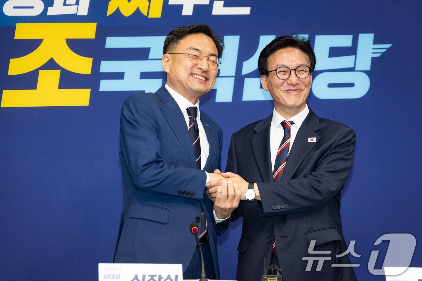 본문 이미지 - 김민석 더불어민주당 대표가 지난달 24일 서울 여의도 국회에서 신장식 조국혁신당 대표를 예방, 손을 맞잡고 기념 촬영을 하고 있다. 2026.8.24 ⓒ 뉴스1 유승관 기자