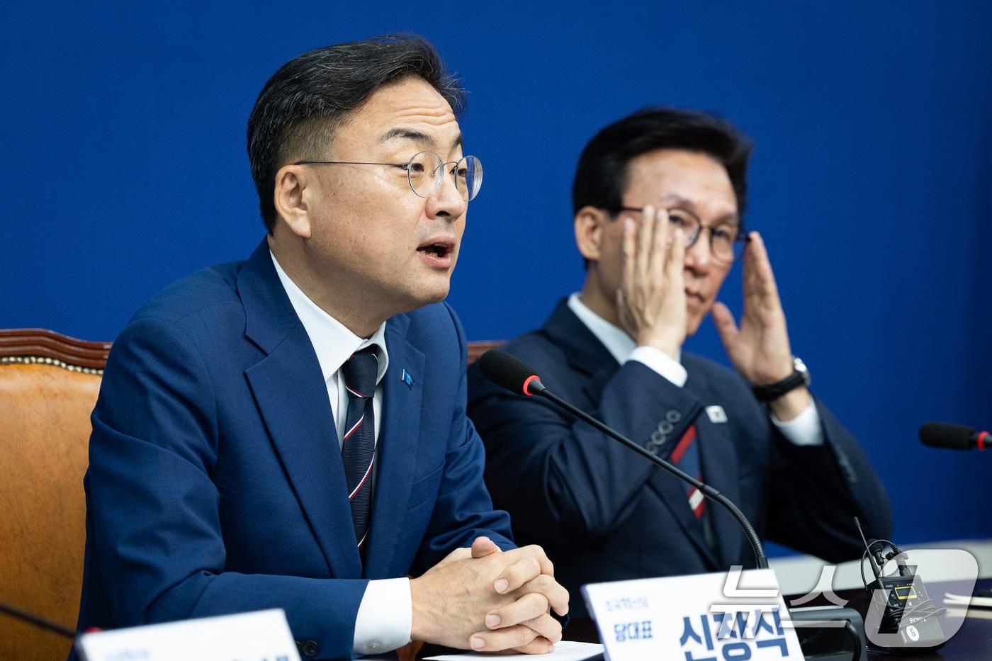 본문 이미지 - 신장식 조국혁신당 대표가 24일 서울 여의도 국회에서 김민석 더불어민주당 대표를 만나 인사말을 하고 있다. 2026.8.24 ⓒ 뉴스1 유승관 기자