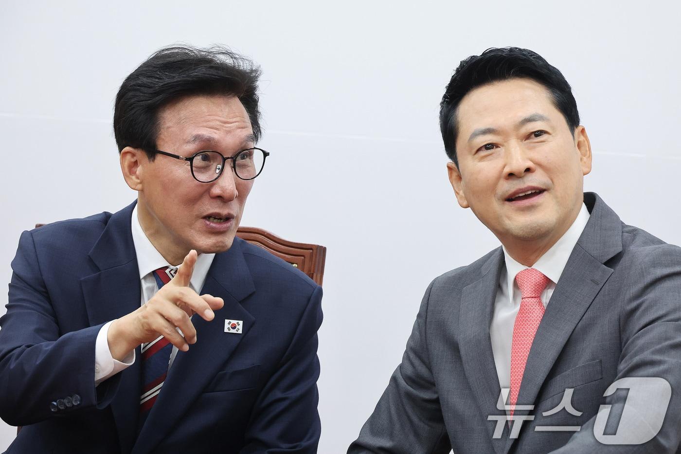 본문 이미지 - 김민석 더불어민주당 대표가 24일 서울 여의도 국회에서 장동혁 국민의힘 대표를 예방하고 있다. 2026.8.24 ⓒ 뉴스1 신웅수 기자
