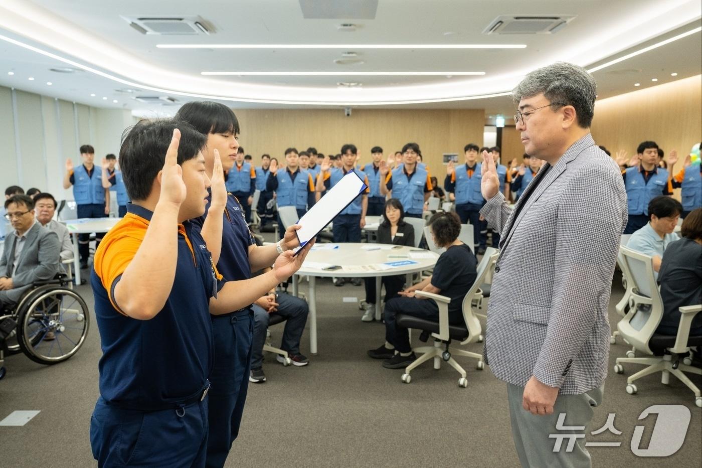 본문 이미지 - 박종일 행정부소장이  '거북이 또래 재능봉사단' 정진호 봉사단장, 류지훈 총무로부터  활동에 앞서 선서를 받고있다(광양제철소 제공)