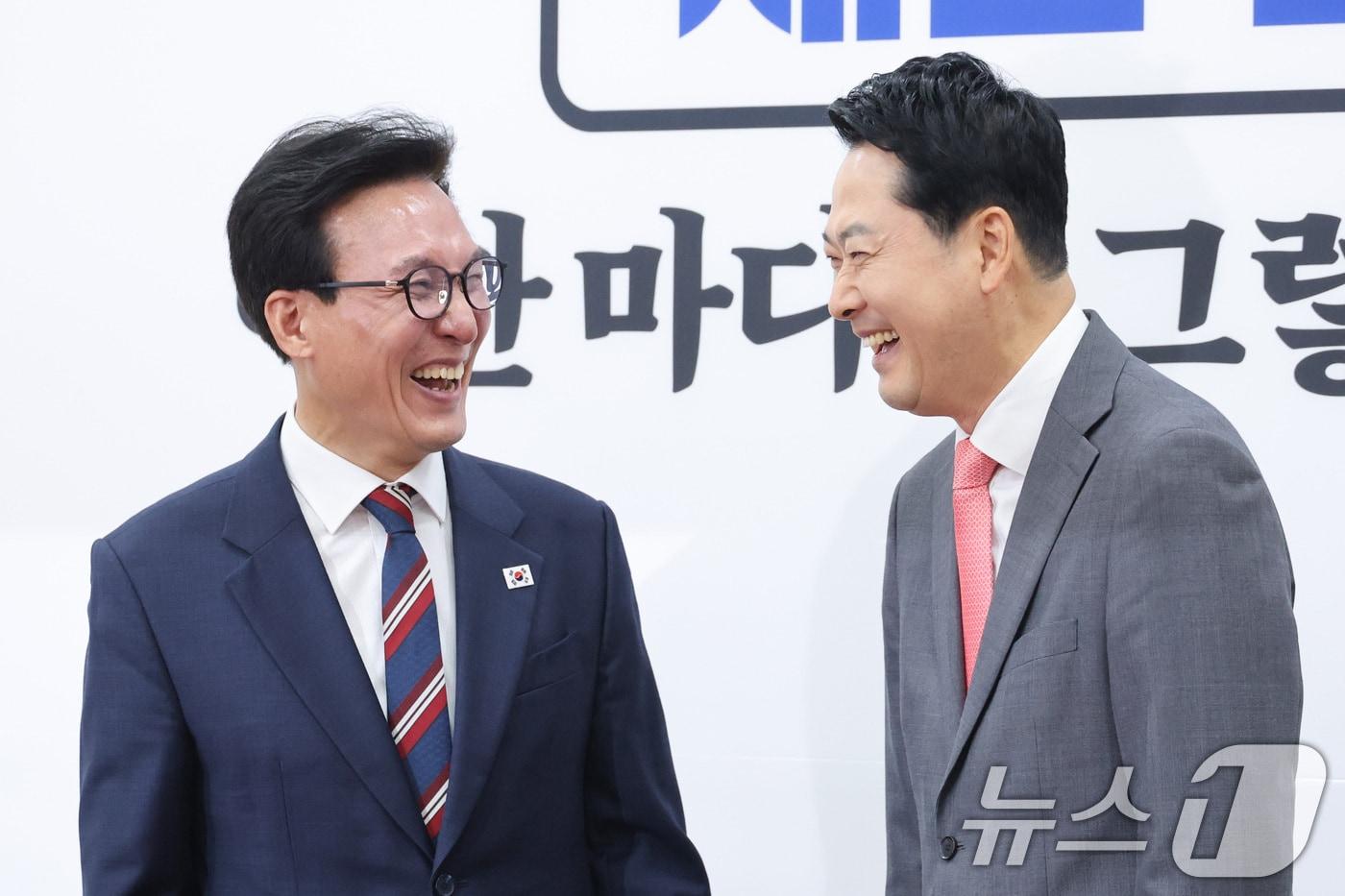 본문 이미지 -  24일 장동혁 국민의힘 대표를 예방한 김민석 더불어민주당 대표가 환하게 웃으면서 대화하고 있다. 2026.8.24 ⓒ 뉴스1 신웅수 기자