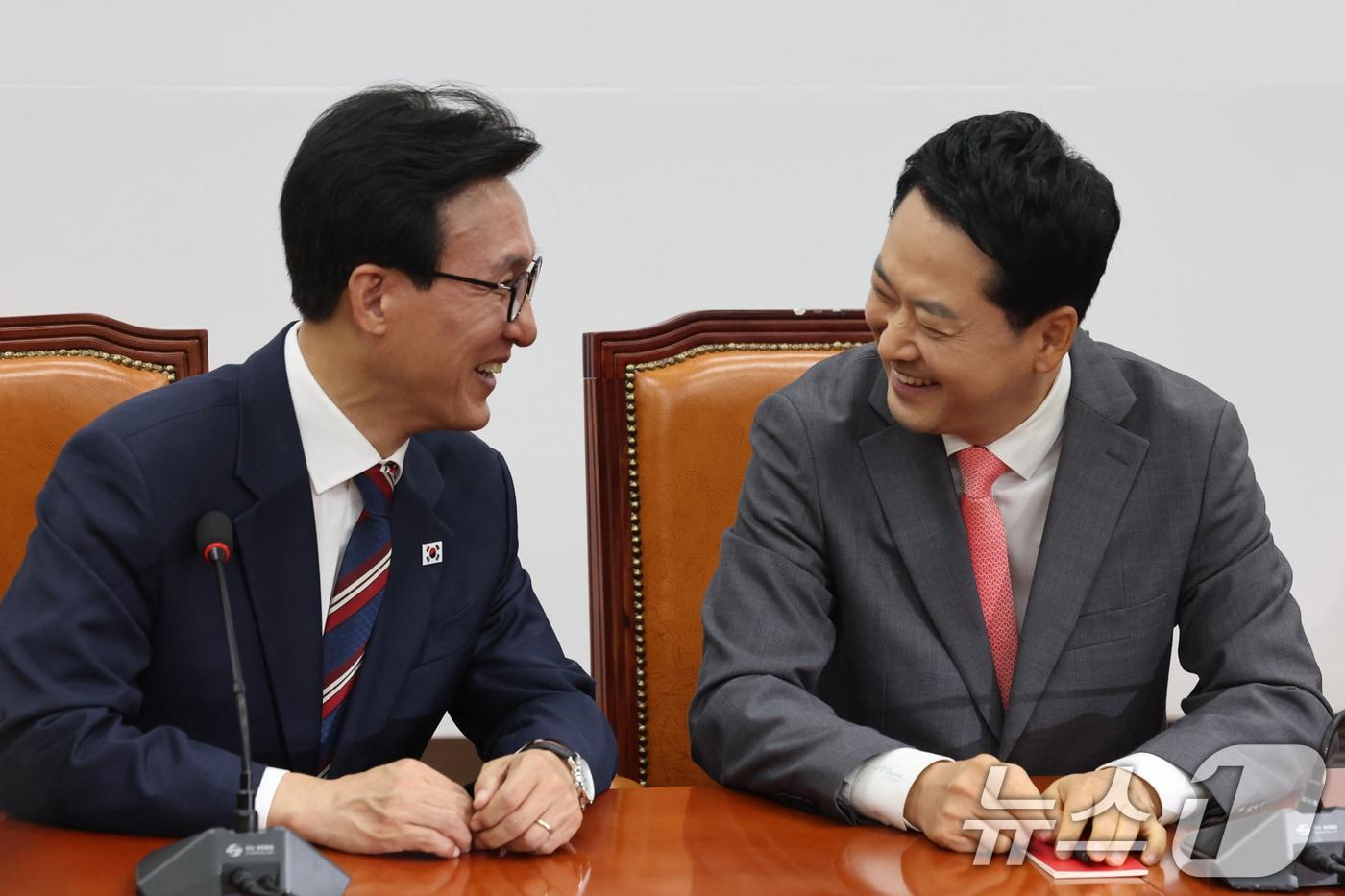 본문 이미지 - 김민석 더불어민주당 대표가 24일 서울 여의도 국회에서 장동혁 국민의힘 대표를 예방, 대화를 나누고 있다. 2026.8.24 ⓒ 뉴스1 황기선 기자