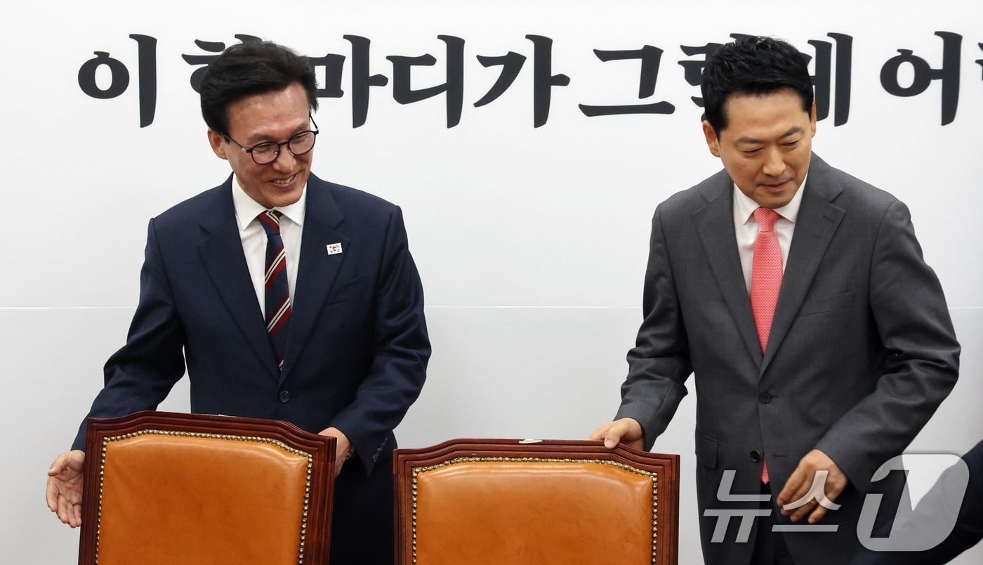 본문 이미지 - 김민석 더불어민주당 대표가 지난 8월 24일 서울 여의도 국회에서 장동혁 국민의힘 대표를 예방하며 각자의 자리에 착석하고 있다. 2026.8.24 ⓒ 뉴스1 황기선 기자