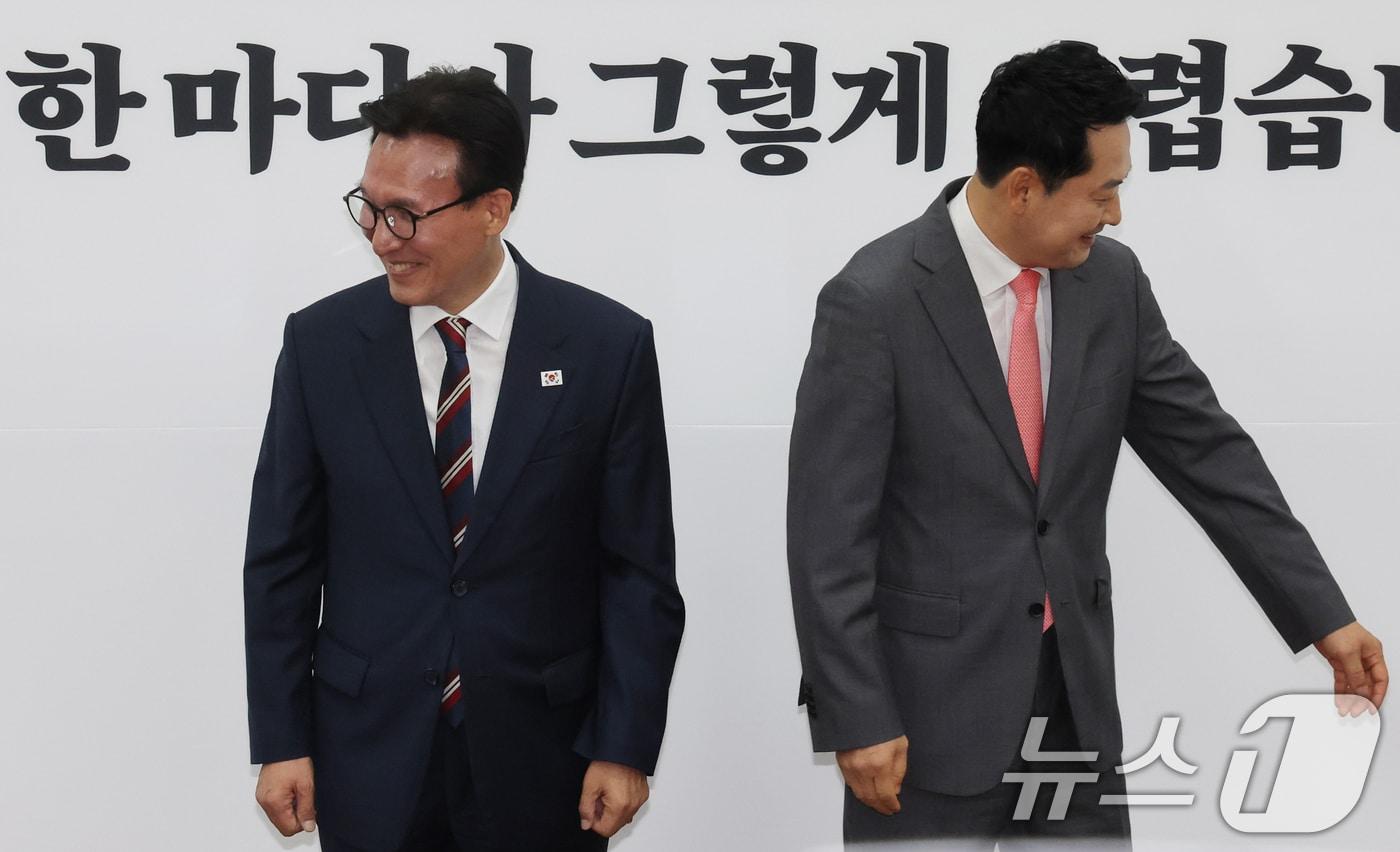 본문 이미지 - 김민석 더불어민주당 대표가 8월 24일 서울 여의도 국회에서 장동혁 국민의힘 대표를 예방하며 각자의 자리에 착석하고 있다. 2026.8.24 ⓒ 뉴스1 황기선 기자