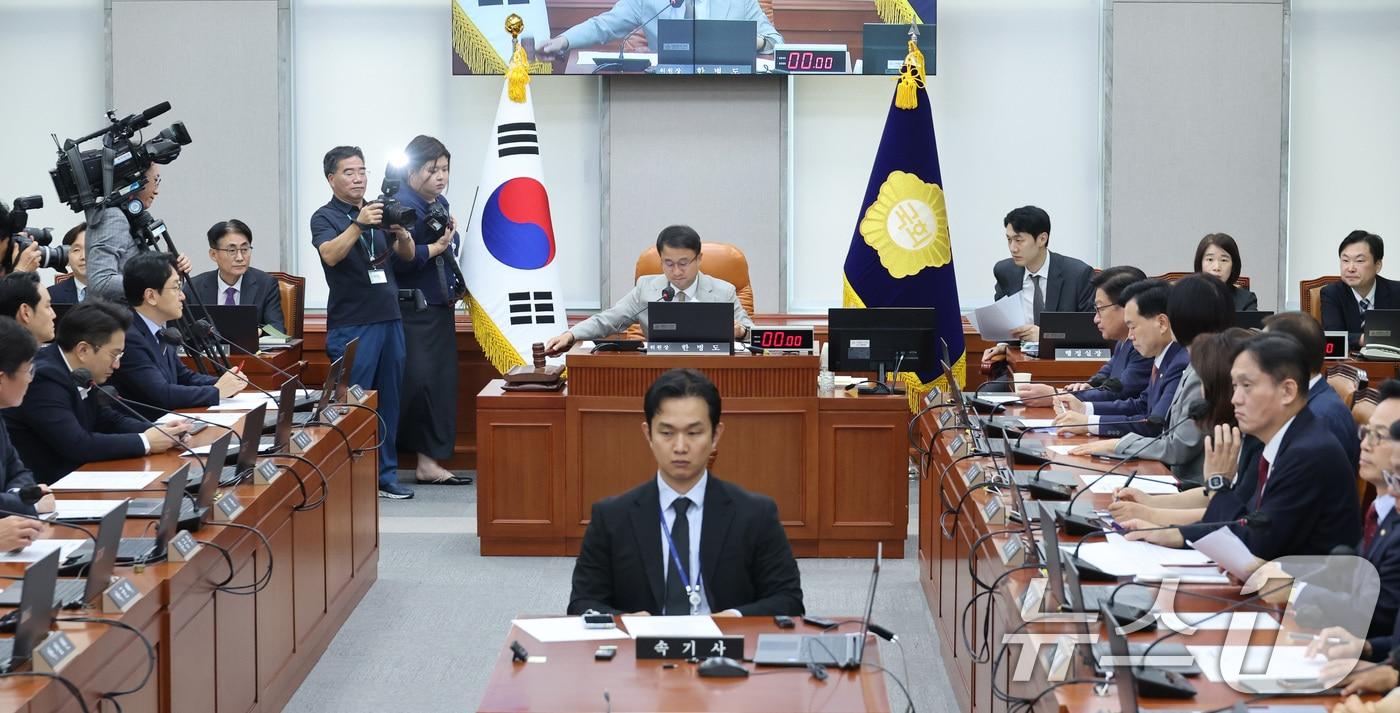 본문 이미지 - 한병도 위원장이 24일 서울 여의도 국회에서 열린 국회운영위원회 전체회의에서 안건을 의결하고 있다. 2026.8.24 ⓒ 뉴스1 신웅수 기자