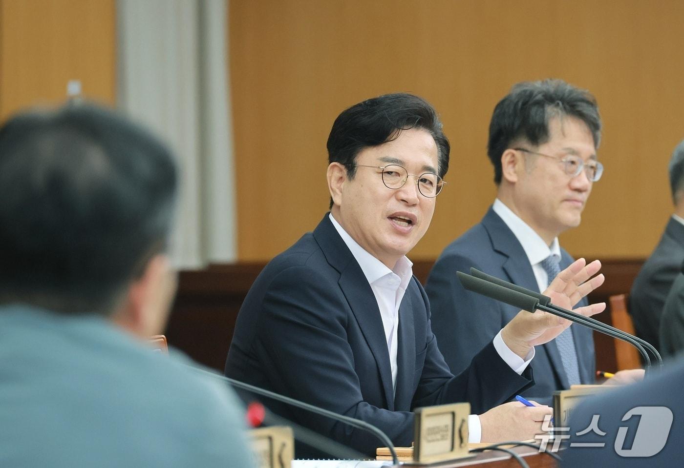 본문 이미지 - 허태정 대전시장이 24일 오전 주간업무회의를 주재하고 있다. (시 제공) / 뉴스1