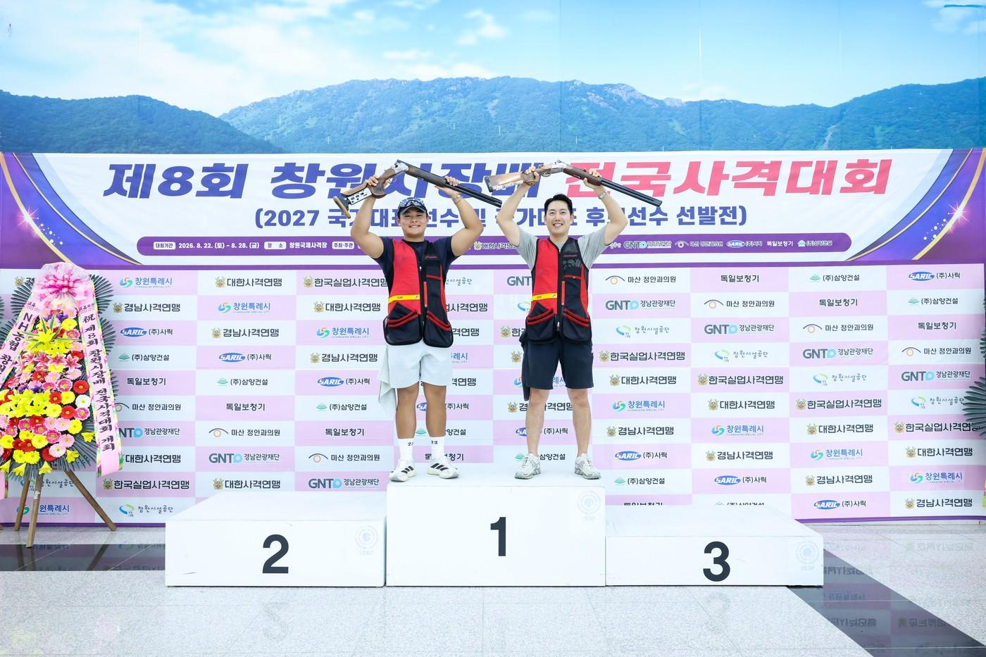 본문 이미지 - 황정수(대구시설공단)가 전국사격대회에서 산탄총 스키트 부문 세계기록과 어깨를 나란히 했다.(대한사격연맹 제공)