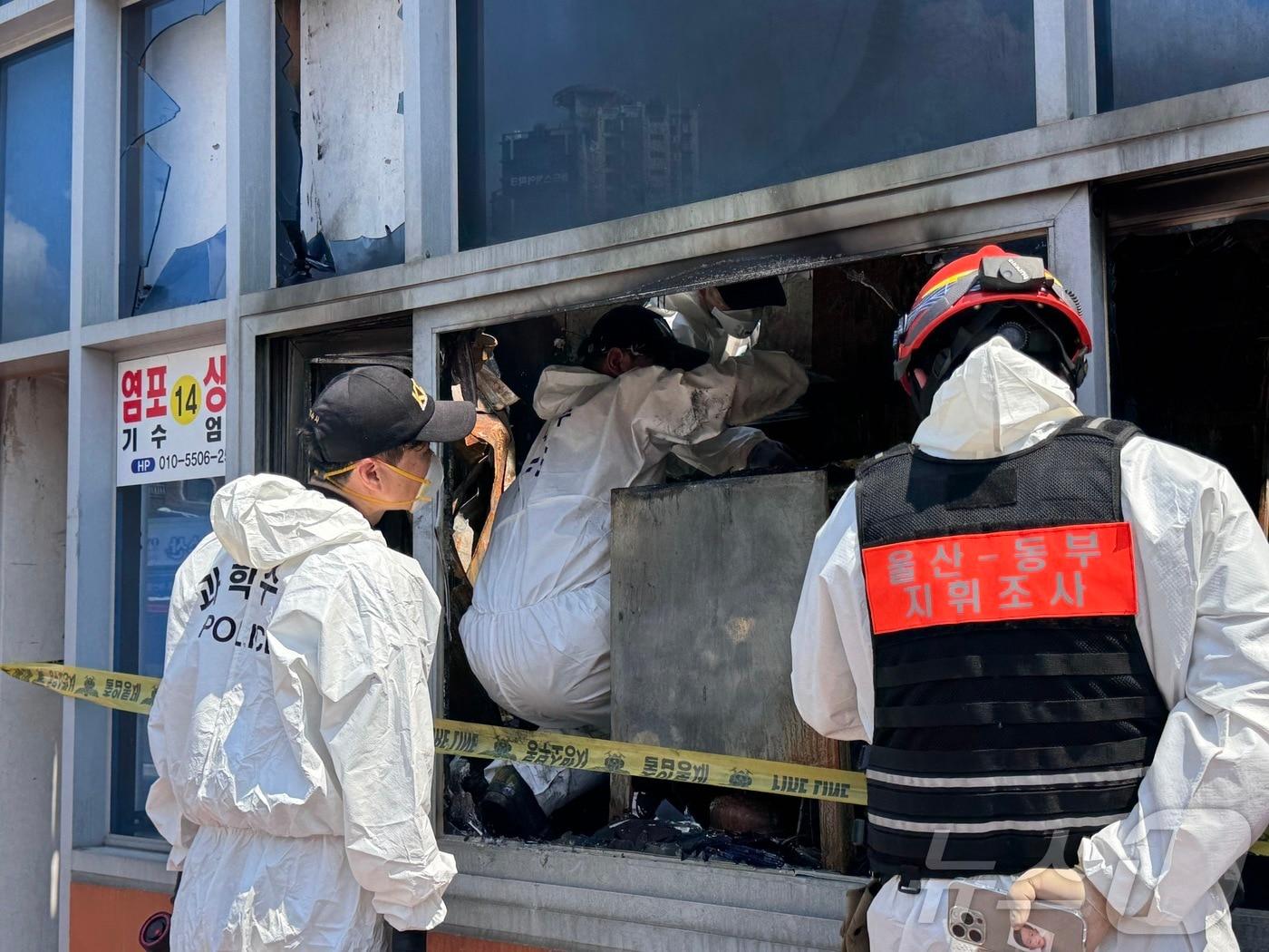 본문 이미지 - 경찰과 국과수가 24일 오전 울산 동구 방어진활어센터 화재의 원인을 찾기 위한 합동 감식에 들어갔다. 지난 22일 오후 10시 43분께 센터에 불이 나 약 1시간 30분 만에 완전히 꺼졌다. 2026.8.24 ⓒ 뉴스1 김세은 기자