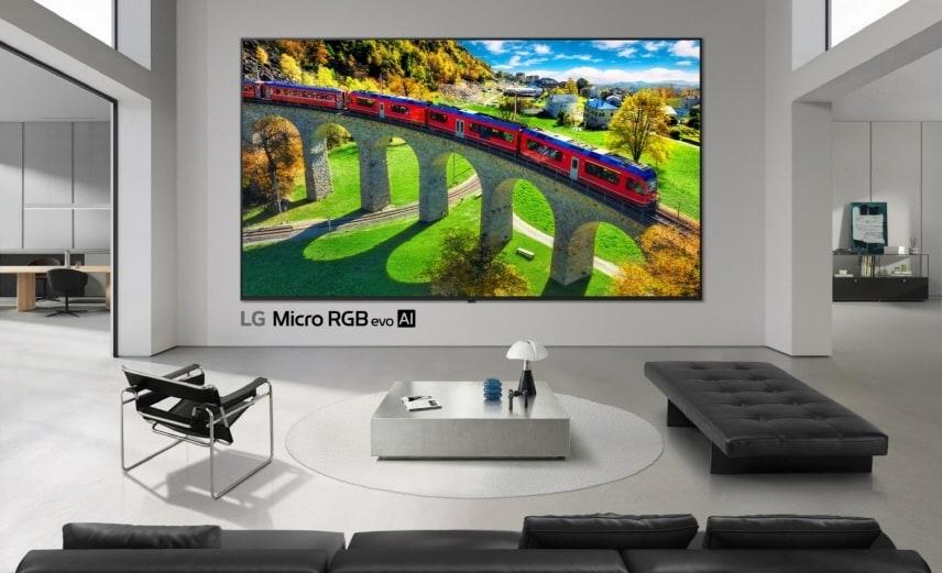 본문 이미지 - LG전자가 '마이크로 RGB 에보 AI' 제품으로 TV 시장 공략에 나서고 있다.(LG전자 제공)/뉴스1