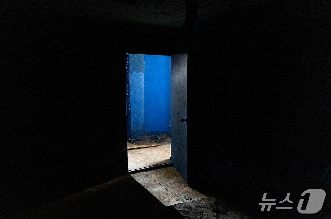 본문 이미지 - 경기도 동두천시 미군 부대 캠프 호비 부근에 방치된 클럽.  ⓒ김창길