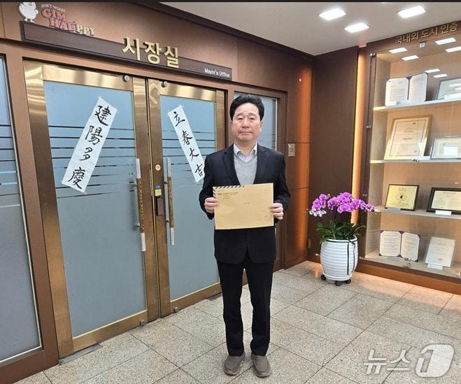 본문 이미지 - 김해 화목동 바이오가스 포집 시설 건립 반대를 위해 김해시를 방문한 김형찬 전 강서구청장.(강서구 제공. 재판매 및 DB금지)
