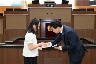 본문 이미지 - 청소년시의원에게 당선증 수여하는 임만균 서울시의장(서울시의회 제공)