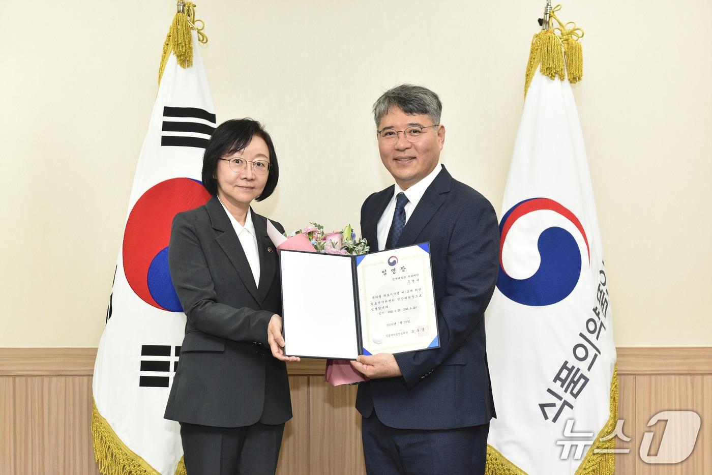 본문 이미지 - 오유경 식품의약품안전처장(왼쪽)과 구성욱 의료기기위원회 신임 위원장.(연세대 강남세브란스병원 제공)