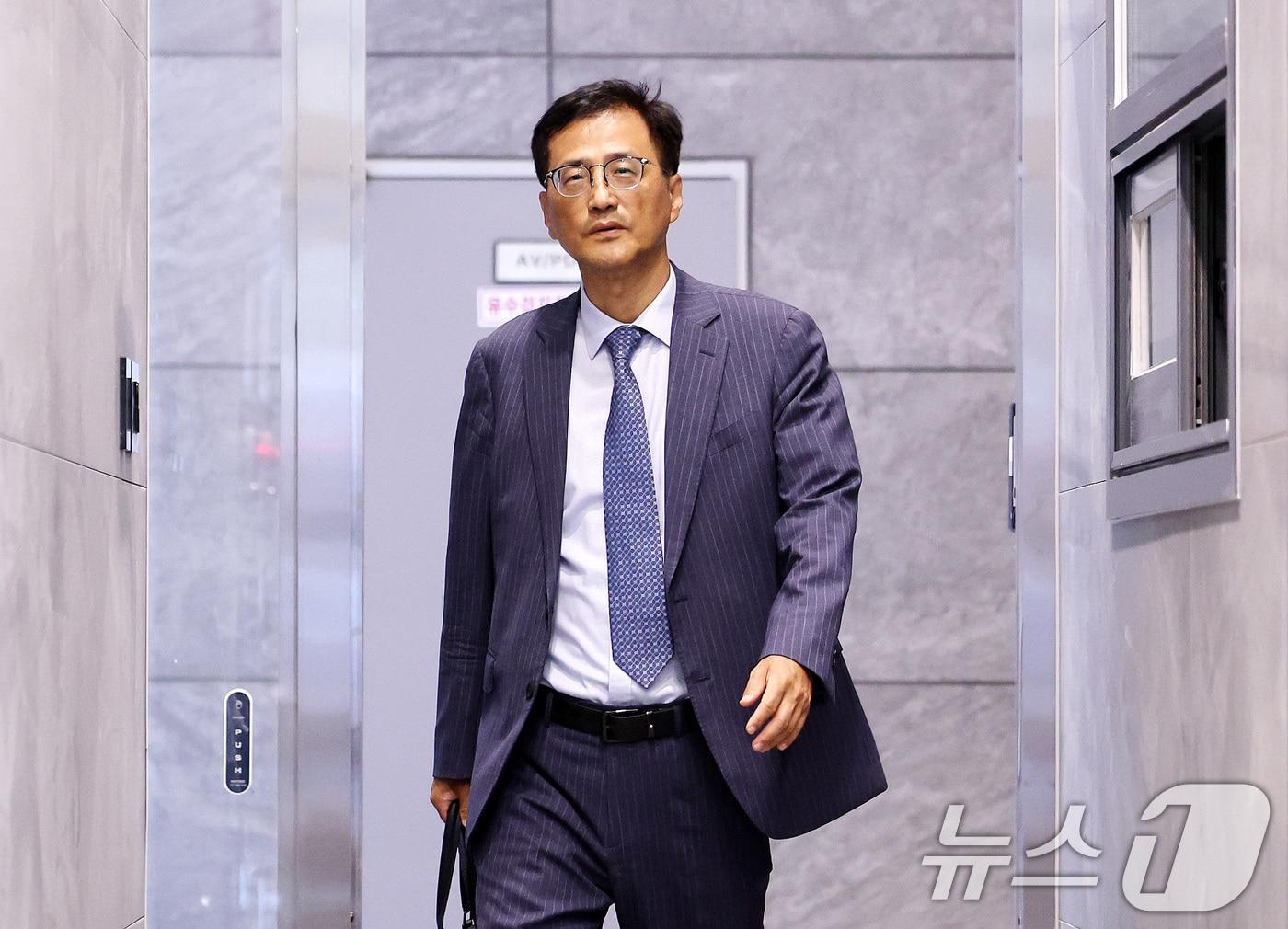 본문 이미지 - 6.3 지방선거 투표용지 부족 의혹 등을 수사하는 이태한 선거관리위원회 특별검사가 24일 서울 서초구 선관위 특검 임시사무실로 첫 출근을 하고 있다. 2026.8.24 ⓒ 뉴스1 박지혜 기자