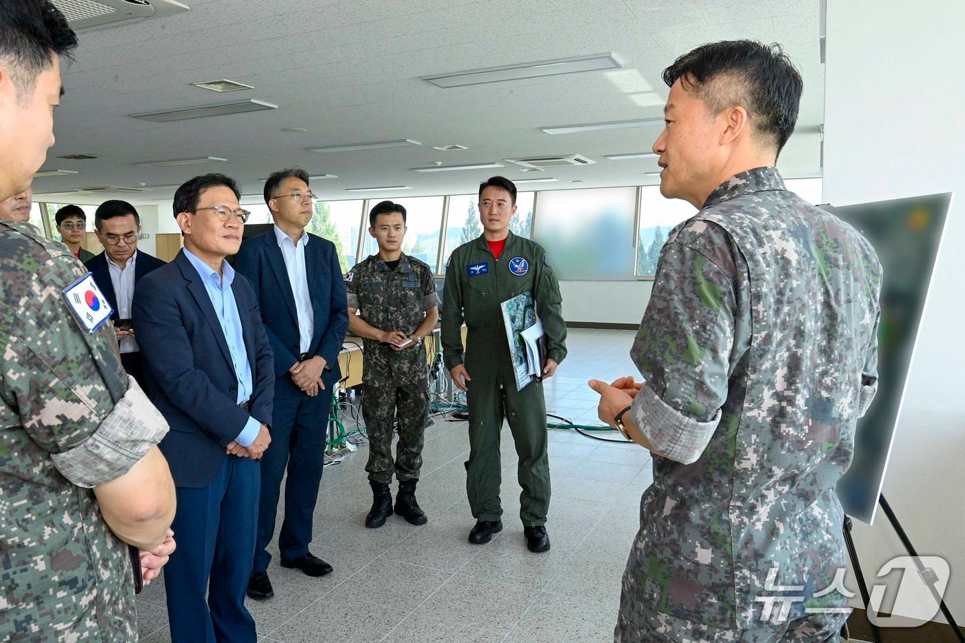 본문 이미지 -  염성진 SK하이닉스 사장이 24일  호남권 반도체 클러스터가 추진되는 광주 군공항 부지를 찾아 부지에 대한 설명을 듣고 있다. (사진=전남광주통합특별시 제공. 재판매 및 DB 금지) 2026.8.24