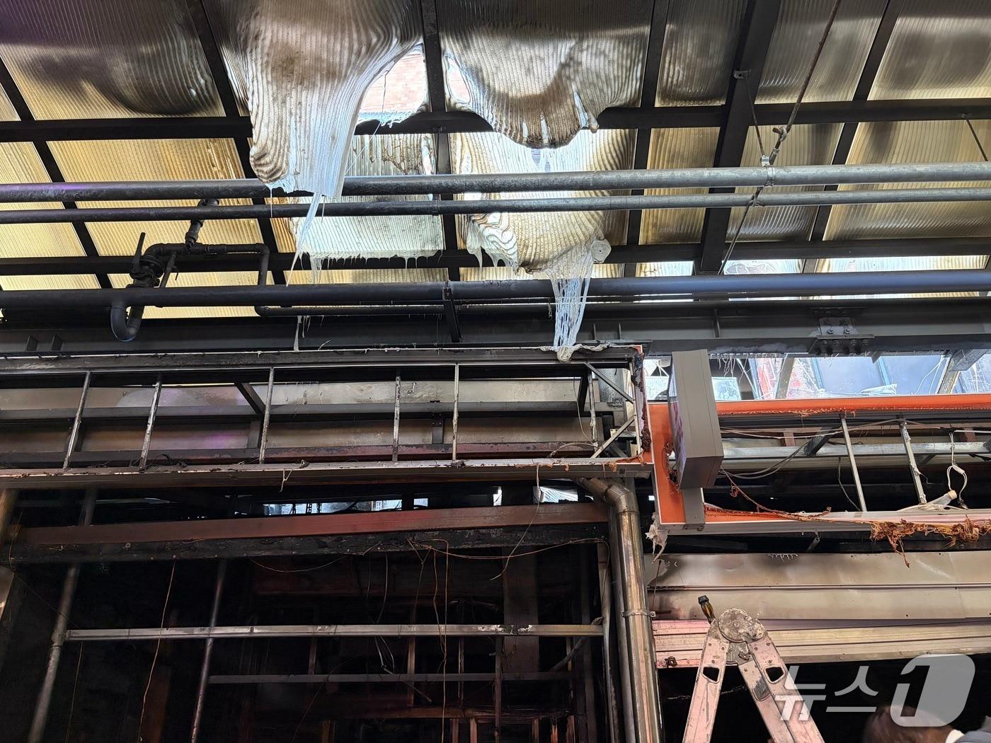 본문 이미지 - 24일 오전 찾은 서울 서대문구 영천시장. 천장 아케이드 구조물이 불에 녹아 있다. 2026.8.24 ⓒ 뉴스1 한수민 수습 기자