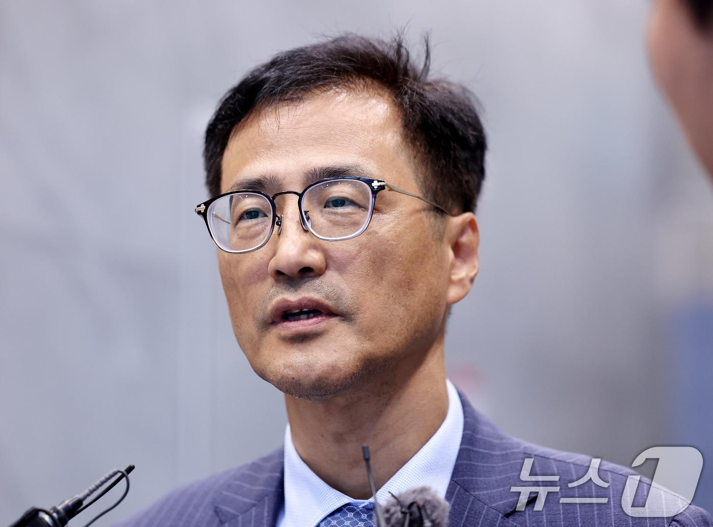 본문 이미지 - 6.3 지방선거 투표용지 부족 의혹 등을 수사하는 이태한 선거관리위원회 특별검사가 24일 서울 서초구 선관위 특검 임시사무실로 첫 출근을 하며 취재진 질문에 답하고 있다. 2026.8.24 ⓒ 뉴스1 박지혜 기자