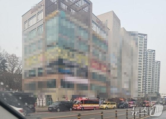 본문 이미지 - 테러 위협을 암시한 청주 한 병원의 관계 기관 출동 당시 모습.(자료사진)/뉴스1