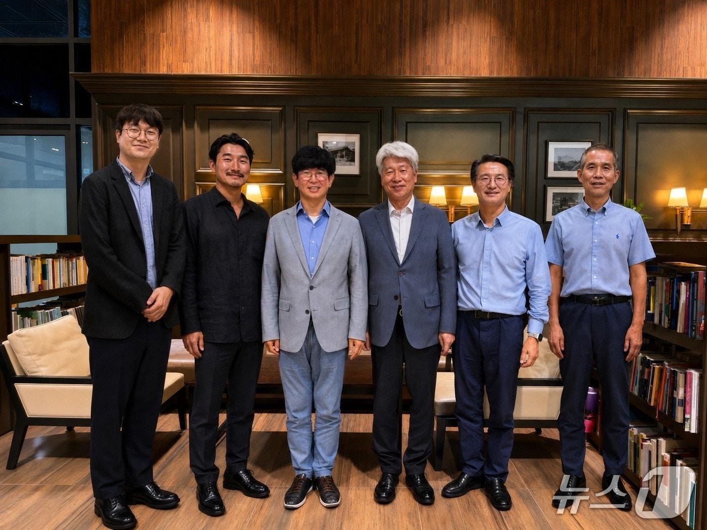 본문 이미지 - (왼쪽부터) 충남대 생명정보융합학과 허지원 교수, 연세대 시스템생물학과 장래근 박사후연구원, 김지현 교수, 의과대학 내과학교실 이용찬, 김태일 교수, 보건대학원 지선하 교수(연세대 제공)