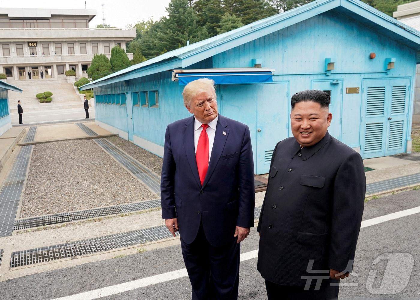 본문 이미지 - 도널드 트럼프 미국 대통령(왼쪽)과 김정은 북한 노동당 총비서가 2019년 6월 30일 판문점에서 만났을 당시 사진. 2019.6.30 ⓒ 로이터=뉴스1