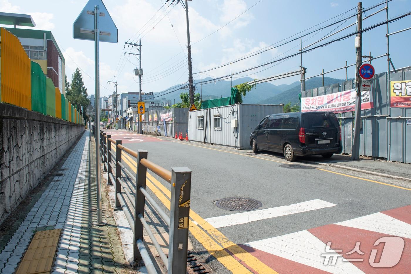 본문 이미지 - 24일 대구 수성구 수성초등학교 맞은편에 6년째 공사가 중단된 아파트 건설 예정지가 펜스로 둘러싸여 있다. 2026.8.24 ⓒ 뉴스1 이성덕 기자