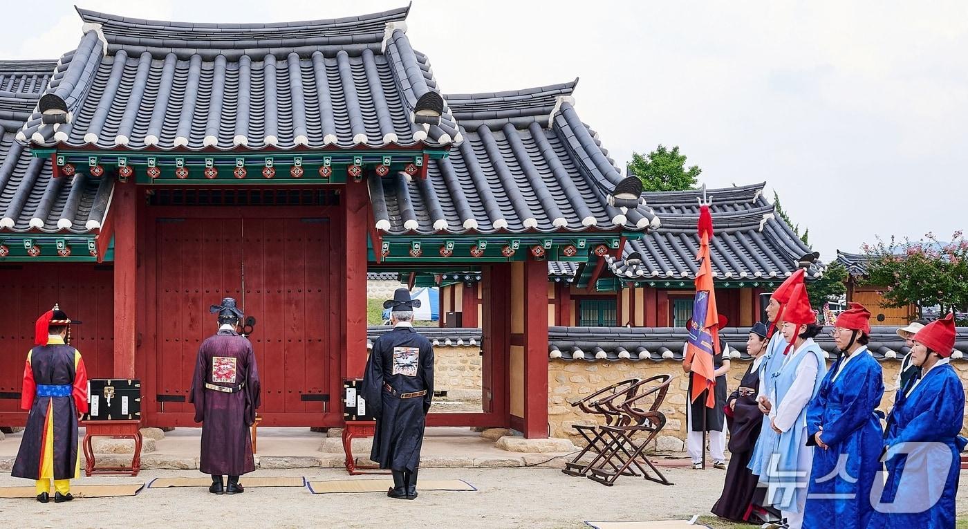 본문 이미지 - 성주군 '조선왕조실록 봉안 및 포쇄 재현행사' 가 지난 22일 성주사고에서 열리고 있다.(성주군 제공. 재판매 및 DB금지)/뉴스1