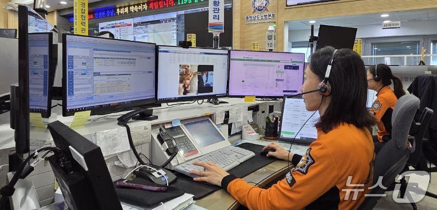 본문 이미지 - 충남소방본부 119종합상황실 최진주 소방교가 화상 전화 연결을 통해 심정지 환자에 대한 심폐소생술을 지도하고 있는 모습. (충남소방본부 제공, 재판매 및 DB금지) / 뉴스1