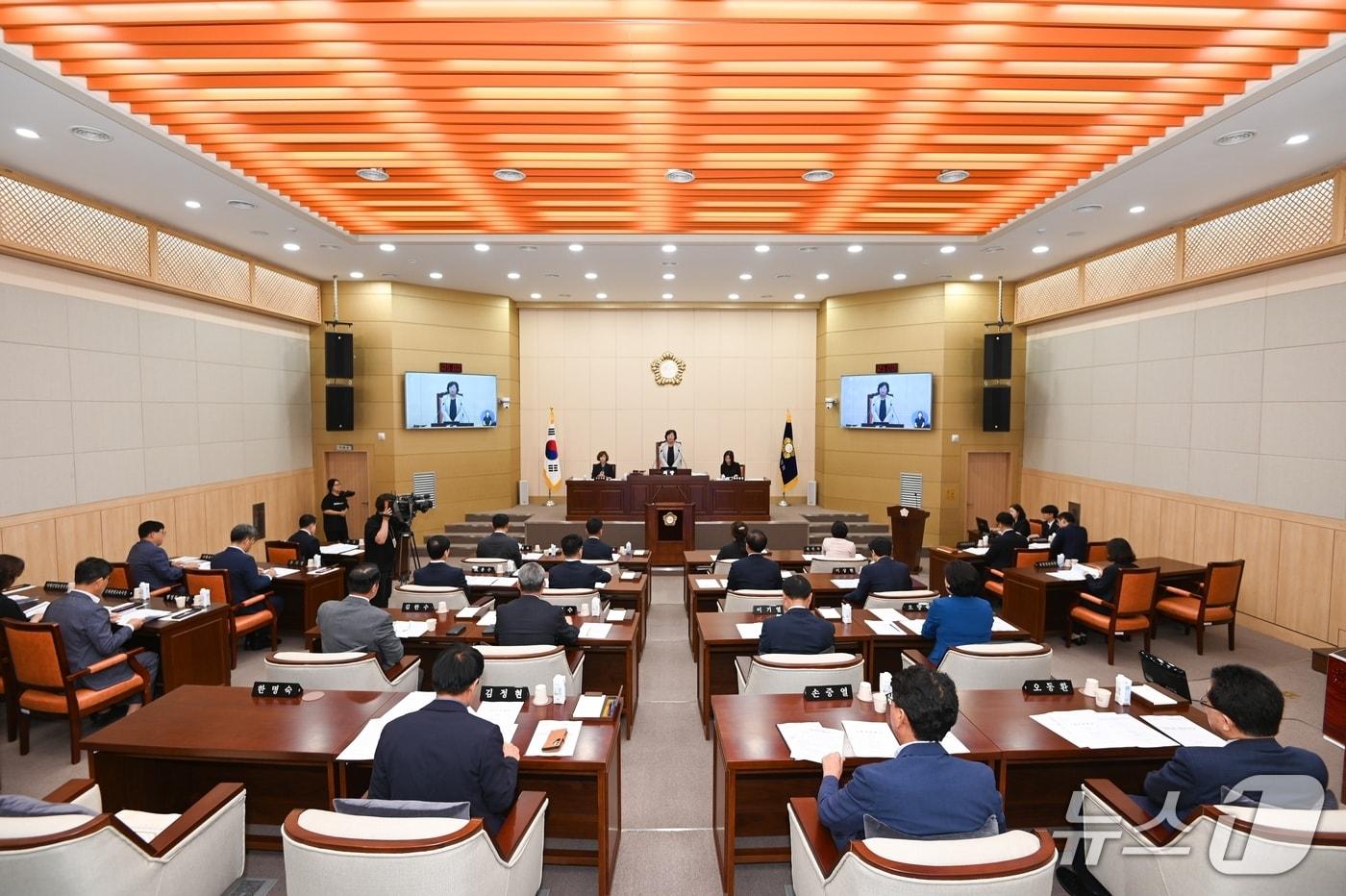 본문 이미지 -  24일 전북 남원시의회 한명숙 의장이 제283회 정례회 개회를 선언하고 있다.(남원시의회 제공. 재판매 및 DB금지)/뉴스1