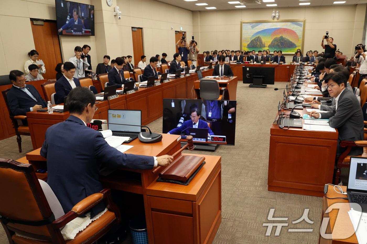 본문 이미지 - 유동수 정무위원장이 24일 오후 서울 여의도 국회에서 열린 정무위원회 전체회의에서 의사봉을 두드리고 있다. 2026.8.24 ⓒ 뉴스1 황기선 기자
