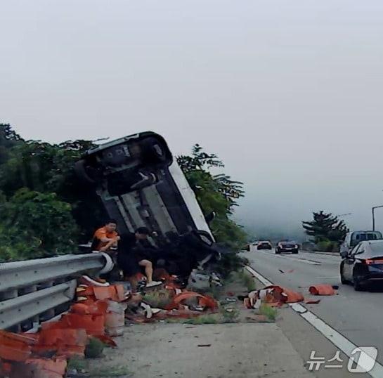 본문 이미지 - 사고 현장에서 20대 남성을 구조하는 양주소방서 소속 정동환 소방장. (경기도북부소방재난본부 제공. 재판매 및 DB 금지) 2026.8.24 /뉴스1