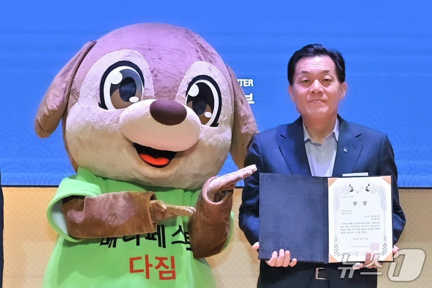 본문 이미지 - 이재준 경기 수원특례시장이 24일 서울 중구 페럼타워에서 열린 한국매니페스토실천본부 '2026 매니페스토 약속대상' 시상식에서 선거공보 분야 최우수상을 수상한 후 기념촬영을 하고 있다. (수원시 제공. 재판매 및 DB 금지) 2026.8.24/뉴스1