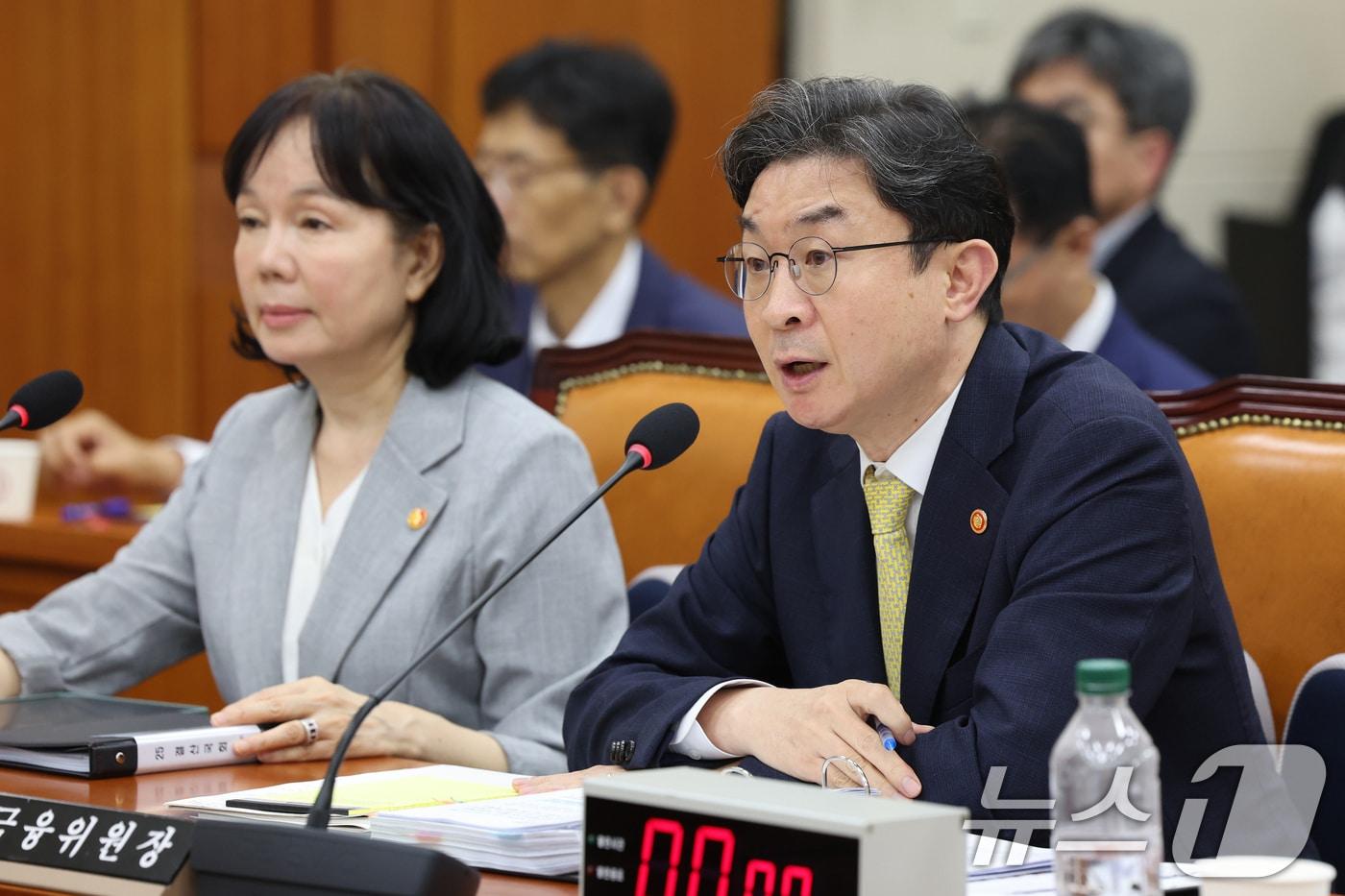 본문 이미지 - 이억원 금융위원장이 24일 오후 서울 여의도 국회에서 열린 정무위원회 전체회의에서 의원 질의에 답하고 있다. 2026.8.24 ⓒ 뉴스1 황기선 기자