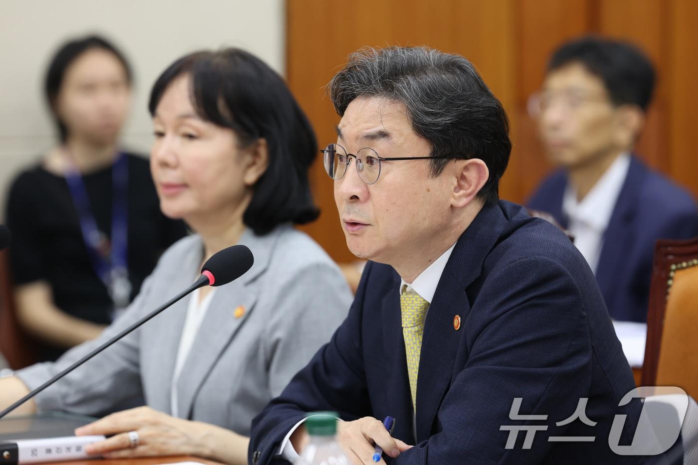 본문 이미지 - 이억원 금융위원장이 24일 오후 서울 여의도 국회에서 열린 정무위원회 전체회의에서 의원 질의에 답하고 있다. 2026.8.24 ⓒ 뉴스1 황기선 기자