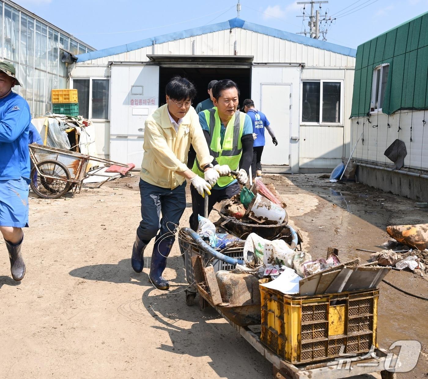 본문 이미지 - 24일 경남 거제시 거제면 수해 현장에서 정청래 전 더불어민주당 대표가 수해 복구 작업을 하고 있다.(독자 제공. 재판매 및 DB금지)