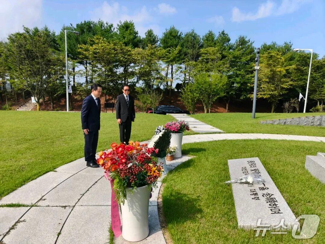 본문 이미지 - 다이빙 주한 중국대사가 24일 노태우 전 대통령의 묘역을 참배했다. (주한 중국대사관 SNS 갈무리)