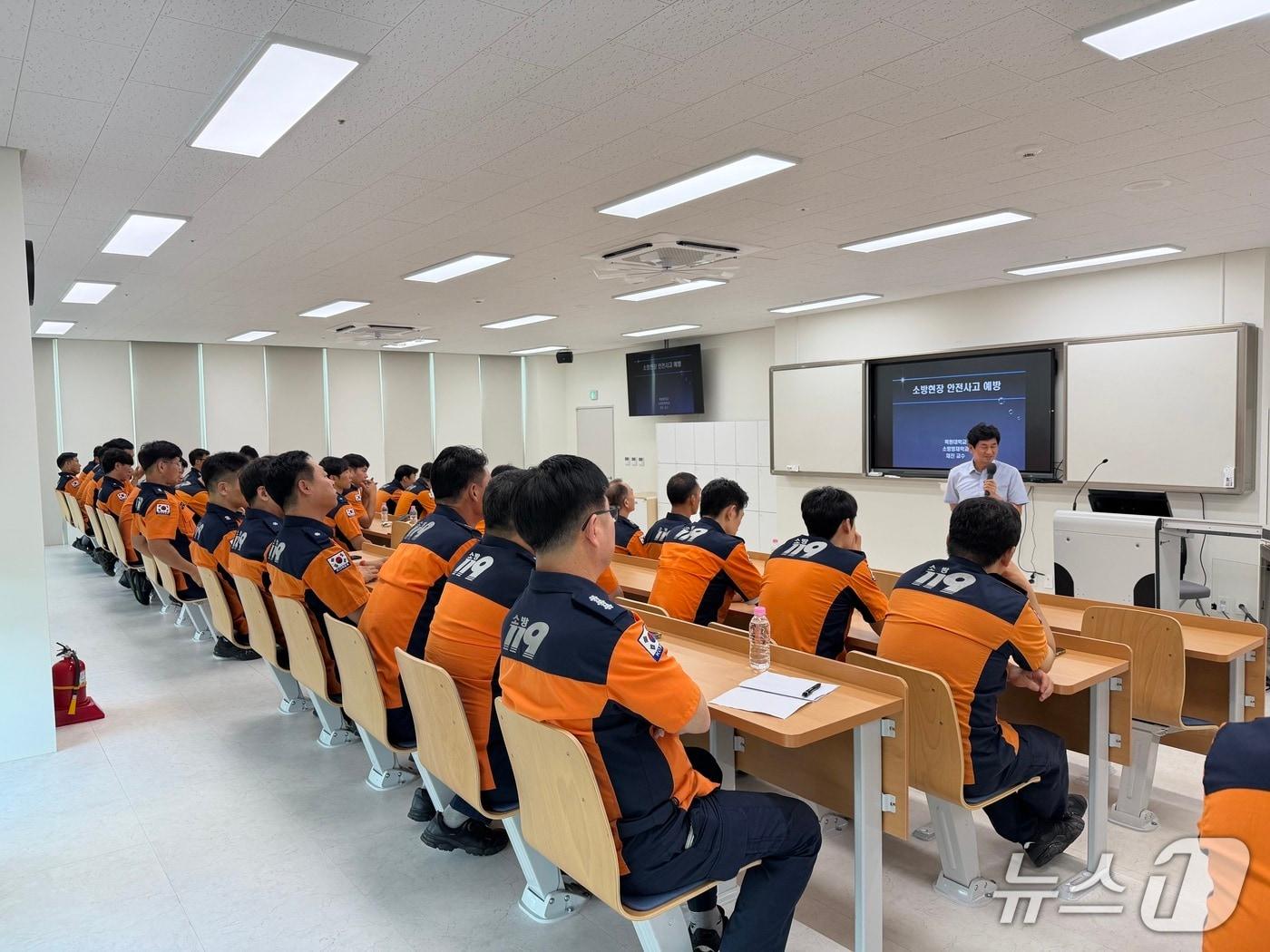 본문 이미지 - 24일 충남 청양군 충청소방학교에서 열린 충남소방본부 현장 지휘관 안전관리 역량 강화 특별교육 모습. (충남소방본부 제공, 재판매 및 DB금지) / 뉴스1 