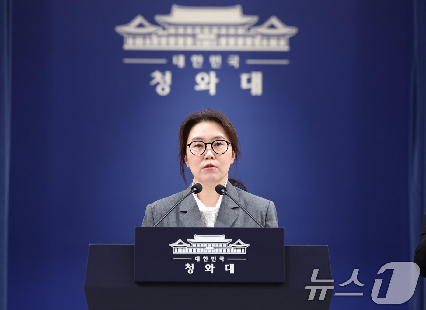 본문 이미지 - 강유정 대변인이 24일 청와대 춘추관에서 브리핑을 하고 있다. 2026.8.24 ⓒ 뉴스1 허경 기자