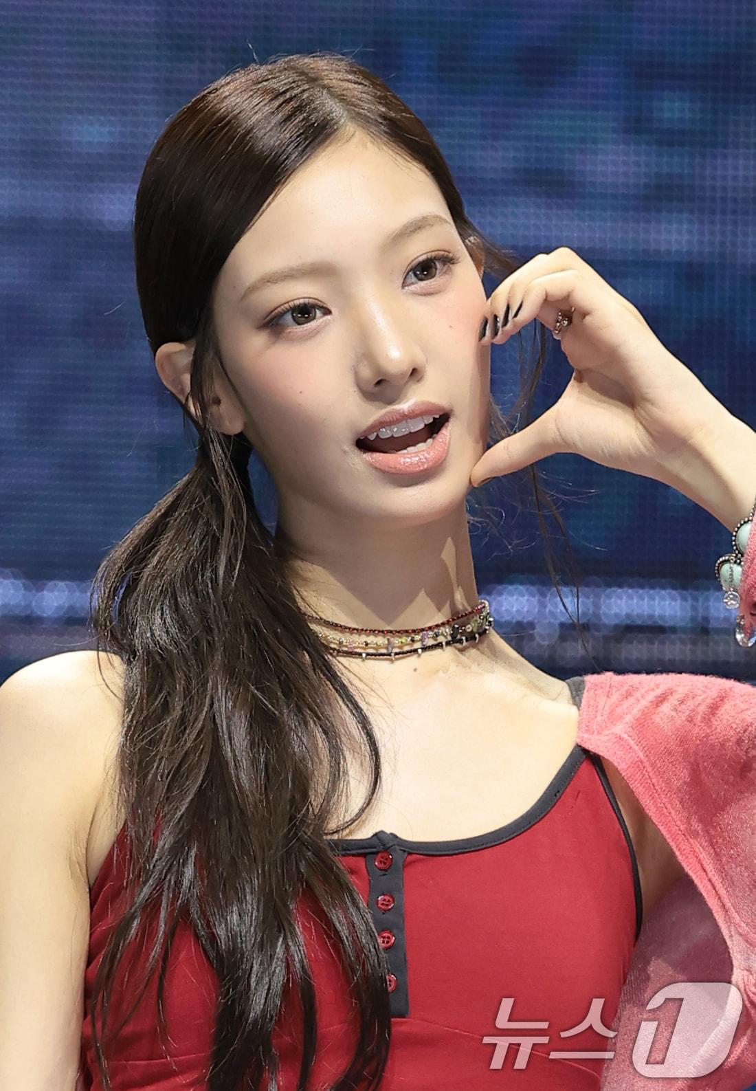 본문 이미지 - 그룹 튜이드(TUIDE) 서연이 24일 서울 광진구 예스24 라이브홀에서 열린 미니 1집 ‘튠 앤 플레이(TUNE & PLAY)’ 발매 쇼케이스에서 포즈를 취하고있다. 2026.8.24 ⓒ 뉴스1 권현진 기자