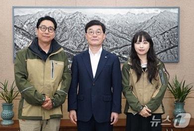 본문 이미지 - 국립공원공단 주대영 이사장이 24일 강원 원주시 공단 본사에서 암벽등반과 여행 분야 유튜브 영상제작자인 김민지 씨(유튜브 야생민짜·오른쪽)와 김경돈 씨(유튜브 일상이여행·왼쪽)를 국립공원 홍보대사로 위촉했다. (국립공원공단 제공. 재판매 및 DB금지) 2026.8.24/뉴스1