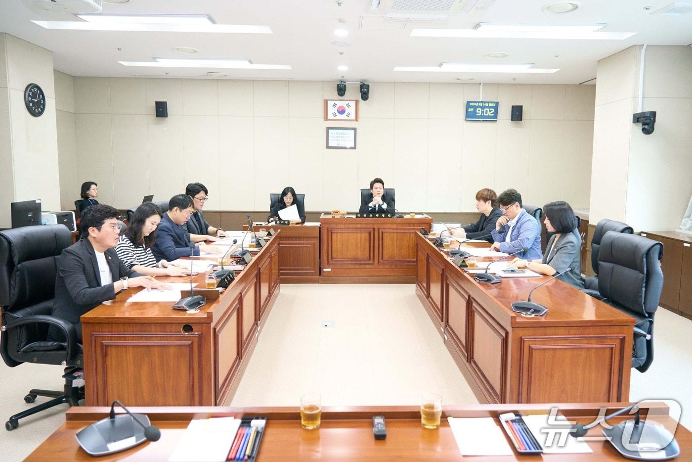 본문 이미지 - 24일 열린 용인시의회 의회운영위원회 회의 모습.(시의회 제공)
