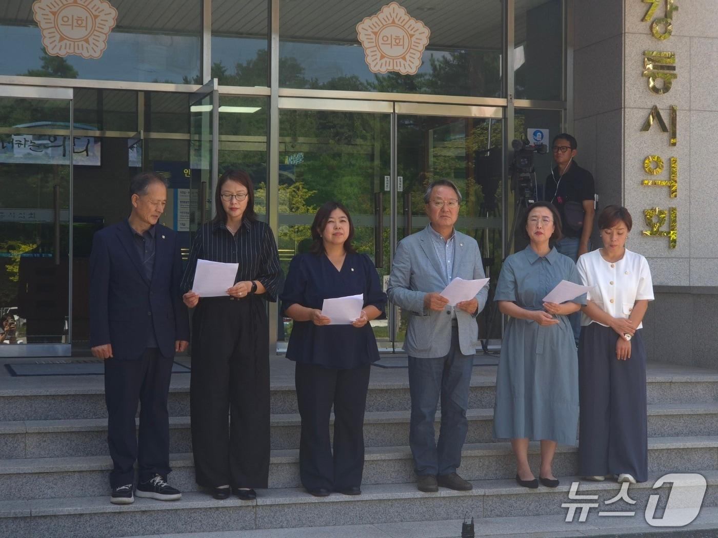 본문 이미지 - 강릉시의회 더불어민주당 소속 의원 5명이 24일 시의회 앞에서 기자회견을 열고 허병관 의장이 독단적으로 의회를 운영하고 있다며 규탄하고 있다.2026.8.24/뉴스1