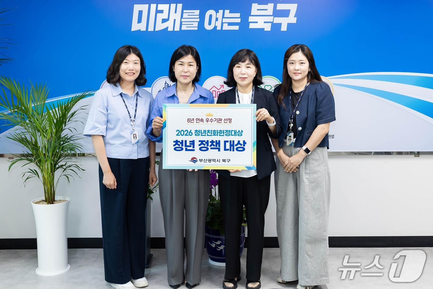 본문 이미지 - 정명희 북구청장(왼쪽 두 번째)과 북구청 관계자들이 '2026 청년친화헌정대상' 정책대상 선정을 기념해 사진 촬영하고 있다.(북구청 제공. 재판매 및 DB금지)