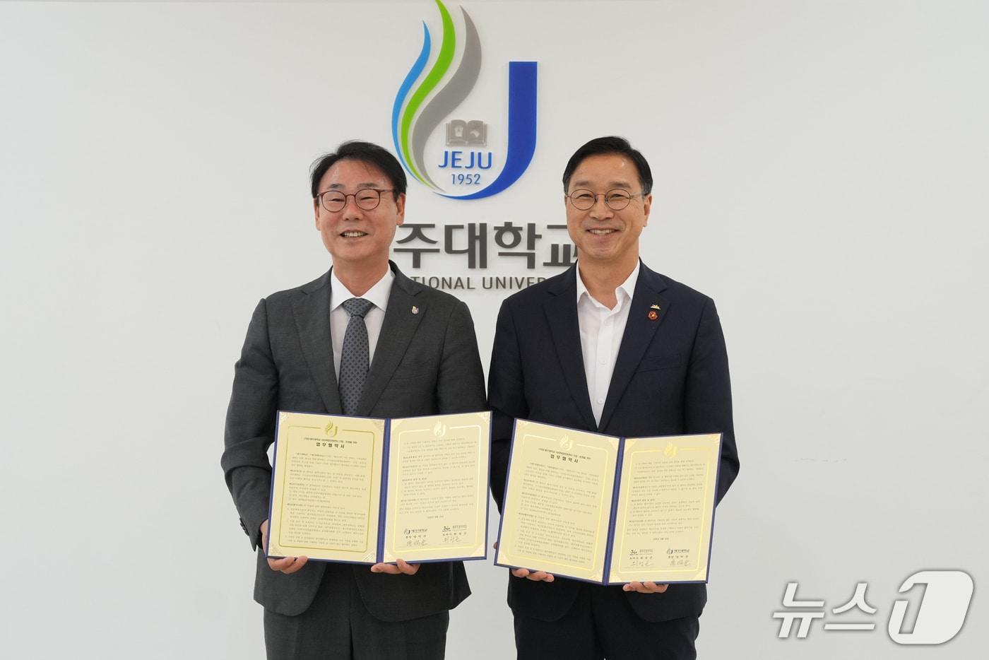 본문 이미지 -  위성곤 제주지사(오른쪽)와 양덕순 제주대 총장.(제주도 제공. 재판매 및 DB 금지)/뉴스1