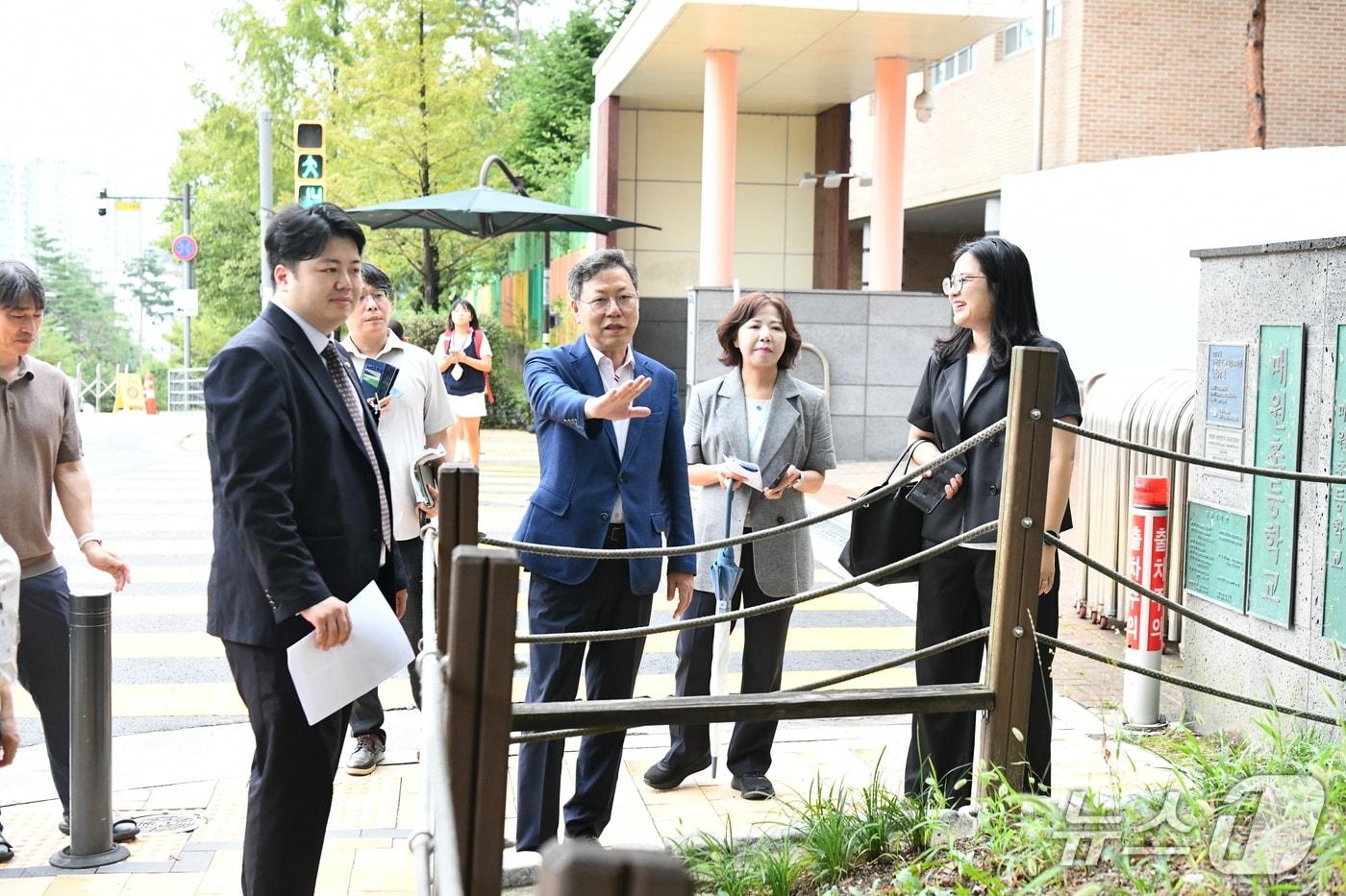 본문 이미지 - 박사승 경기 수원특례시 영통구청장(가운데)이 지난 21일 배지환 시의원(왼쪽 두 번째), 구 관계자들과 함께 주민·학생 보행 안전을 높이기 위한 현장 점검을 벌이고 있다. (영통구 제공. 재판매 및 DB 금지) 2026.8.24/뉴스1