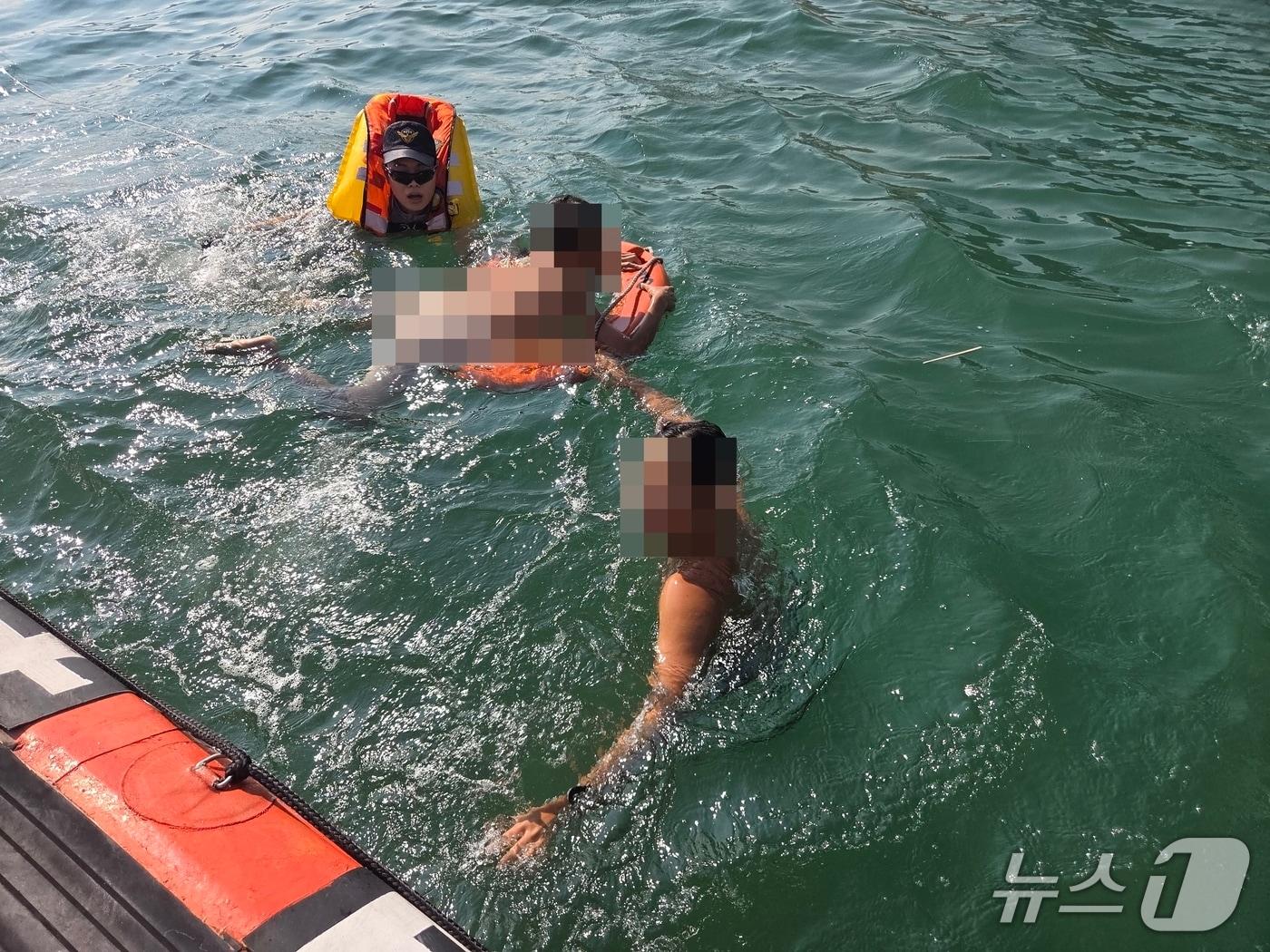 본문 이미지 - 24일 낮 해운대해수욕장에서 구명조끼를 착용하지 않고 물놀이를 하다 파도에 휩쓸려 표류한 10대 A 씨를 해경이 구조하는 모습(해경 제공. 재판매 및 DB금지)
