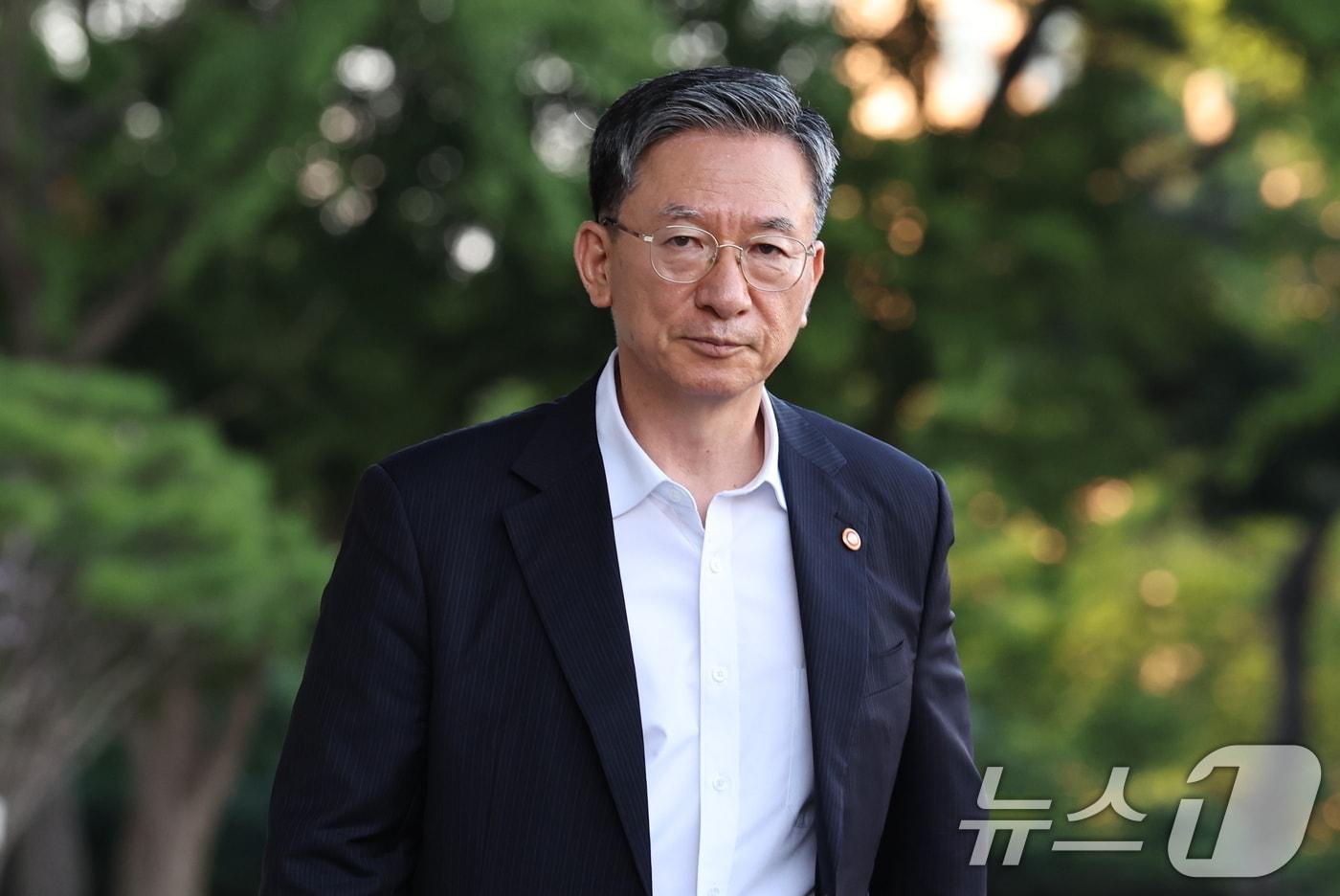 본문 이미지 - 정성호 법무부 장관이 24일 오후 경기 정부과천청사 법무부 청사를 나서고 있다. 정 장관은 이날 이재명 대통령이 사의를 수리하면서 취임 약 1년 1개월 만에 장관직에서 물러나게 됐다. 2026.8.24 ⓒ 뉴스1 이종수 기자