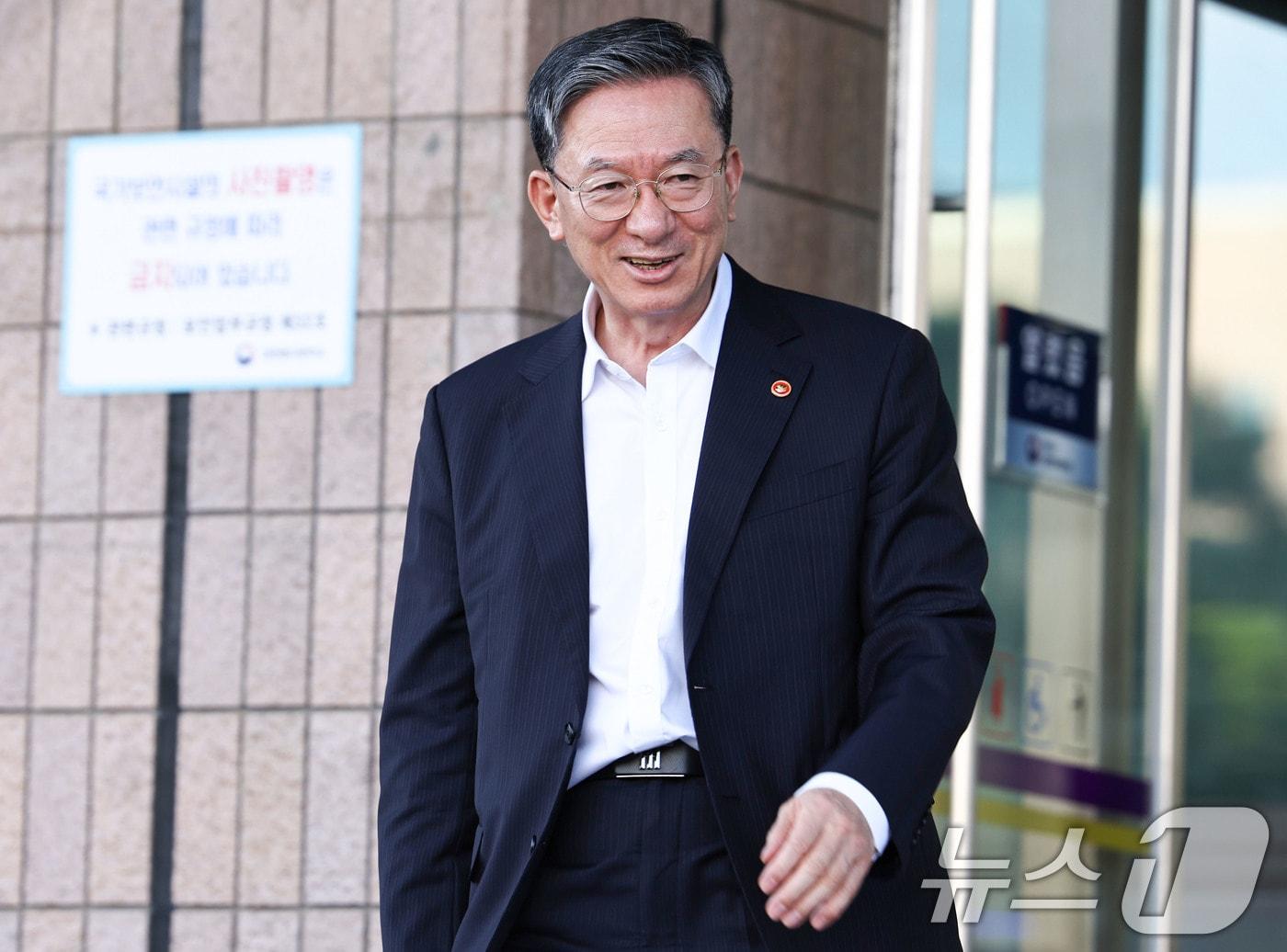 본문 이미지 - 정성호 법무부 장관이 24일 경기 과천시 정부과천청사 법무부를 나서고 있다. 정 장관은 이날 이재명 대통령이 사의를 수리하면서 취임 약 1년 1개월 만에 장관직에서 물러나게 됐다. 2026.8.24 ⓒ 뉴스1 이종수 기자